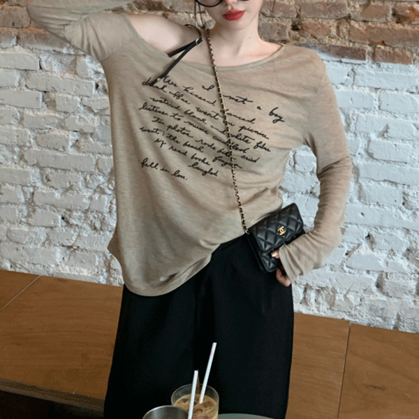 [무배] 포리즌 레터링 오프숄더 티셔츠 - tt25986